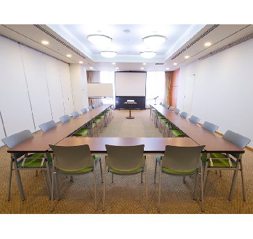 最大シアター型で６０名収容可能です。

企業説明会・講演会・研修会・会議 など様々な用途にご対応致します。
窓が大きく開放感がありアパレル展示会やイベントルームとしてのご利用にも最適です。また、ビル最上階にあり日当たり 眺めも良く最高のロケーション。