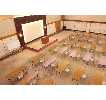 421㎡（128坪）・天井高5ｍ以上の大型会議室
大人数での会議でも、しっかりとフィジカルディスタンスを維持できます。
