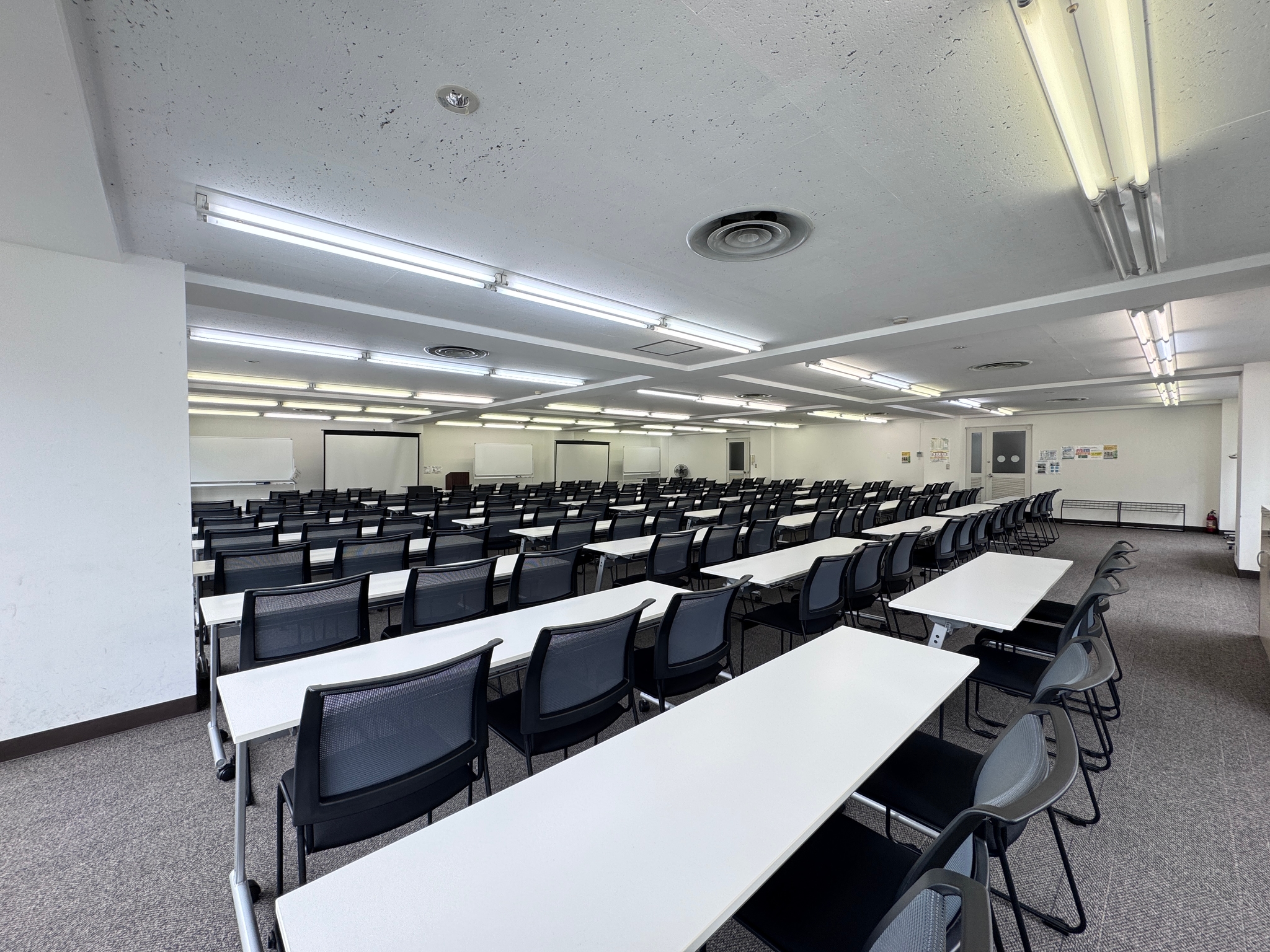 【会議室には前方・後方と2ヵ所の出入口があるため、参加者の方、登壇される方がスムーズに出入り出来ます】 - TIME SHARING 新宿7Aの写真