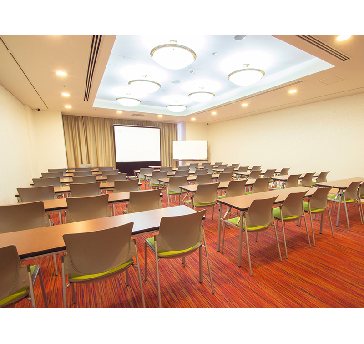 最大シアター型で８０名収容可能です。

企業説明会・講演会・研修会・会議 など様々な用途にご対応致します。
窓が大きく開放感がありアパレル展示会やイベントルームとしてのご利用にも最適です。また、ビル最上階にあり日当たり 眺めも良く最高のロケーション。
