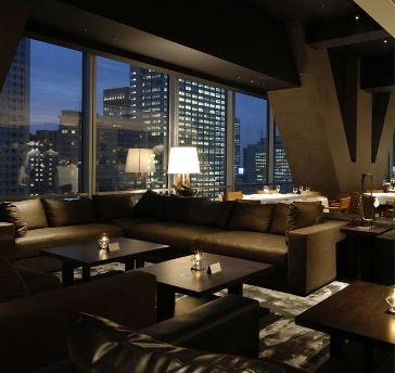 ■「The BAR & Cafe」
着席:66名　立食:60名
ゆったりくつろげるソファのあるラウンジ。毎夜外国人ミュージシャンのライブが華やかな夜を演出。