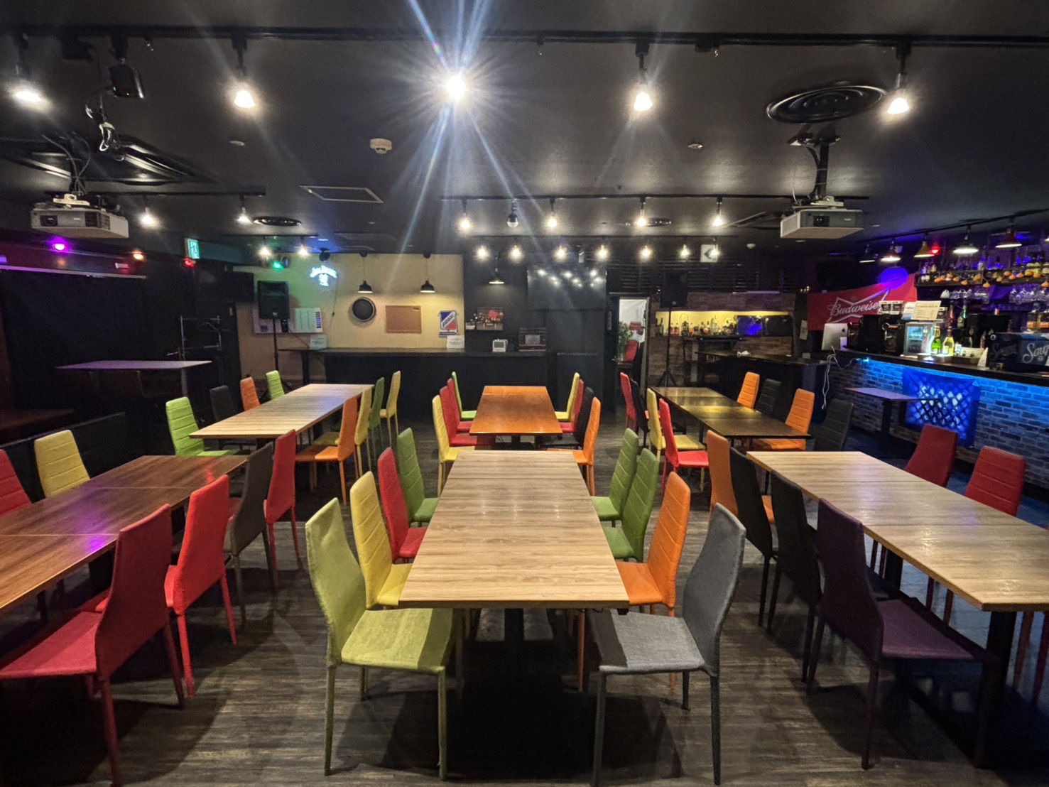 【会場】
広々店内で、ゆったり過ごせるパーティー会場
※ステージ前からの内観