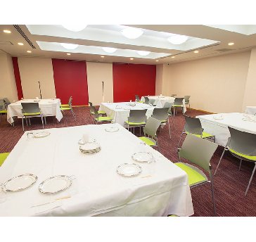 最大シアター型で１０４名収容可能です。

企業説明会・講演会・研修会・会議 など様々な用途にご対応致します。
窓が大きく開放感がありアパレル展示会やイベントルームとしてのご利用にも最適です。また、ビル最上階にあり日当たり 眺めも良く最高のロケーション。
