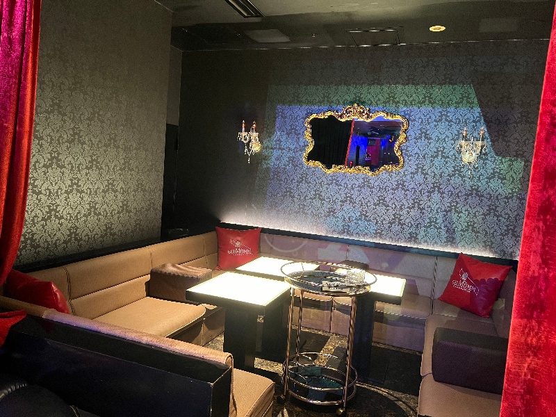 企業の懇親会や交流会、歓送迎会にも最適です！
ナイトクラブ仕様のDJブース・特殊照明・音響機器を完備、豊富なモニター数で、映像系を使用する誕生日会やブライダル二次会には最適な会場です。