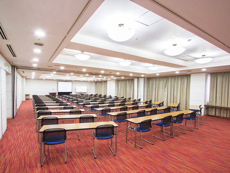 ■松風（分割利用可）
面積：110㎡〜235㎡
料金：¥60,000〜¥108,000／3時間
スクール型：48〜156名
シアター型：120〜240名
口の字型：48〜84名