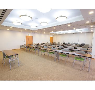 最大シアター型で１２０名収容可能です。

企業説明会・講演会・研修会・会議 など様々な用途にご対応致します。
窓が大きく開放感がありアパレル展示会やイベントルームとしてのご利用にも最適です。また、ビル最上階にあり日当たり 眺めも良く最高のロケーション。