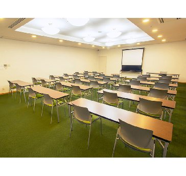 最大シアター型で７２名収容可能です。

企業説明会・講演会・研修会・会議 など様々な用途にご対応致します。
窓が大きく開放感がありアパレル展示会やイベントルームとしてのご利用にも最適です。また、ビル最上階にあり日当たり 眺めも良く最高のロケーション。
