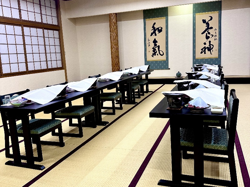会議終了後、宴会へ移行可能（人数が４０名様未満に限ります）
食事と温泉でリフレッシュいただけます。