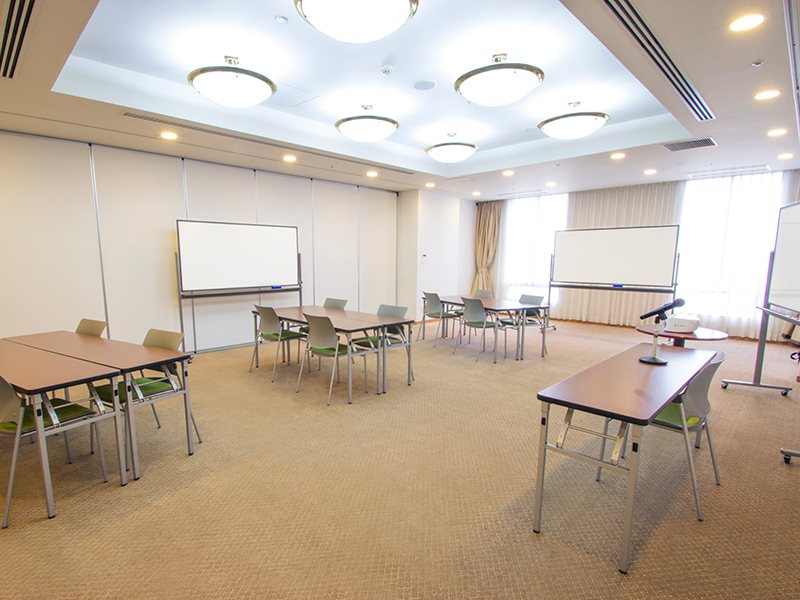 最大シアター型で６０名収容可能です。

企業説明会・講演会・研修会・会議 など様々な用途にご対応致します。
窓が大きく開放感がありアパレル展示会やイベントルームとしてのご利用にも最適です。また、ビル最上階にあり日当たり 眺めも良く最高のロケーション。