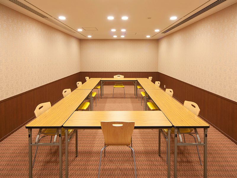最大シアター型で３０名収容可能です。

企業説明会・講演会・研修会・会議 など様々な用途にご対応致します。
また、アパレル展示会やイベントルームとしてのご利用にも最適です。