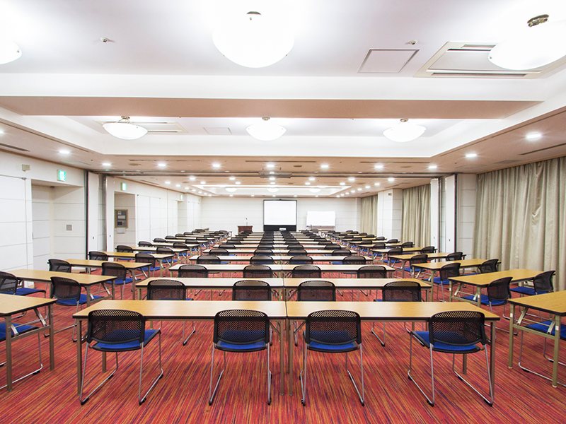 最大シアター型で２４０名収容可能です。

お客様の用途に合わせてレイアウトさせていただきます。

パーティー利用から展示会・セミナー・説明会など様々な用途でご利用いただけます。