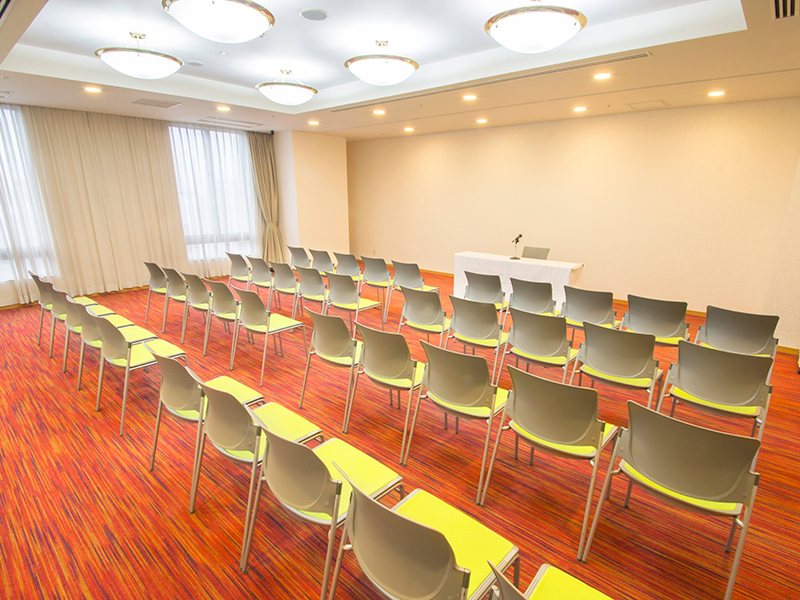 最大シアター型で８０名収容可能です。

企業説明会・講演会・研修会・会議 など様々な用途にご対応致します。
窓が大きく開放感がありアパレル展示会やイベントルームとしてのご利用にも最適です。また、ビル最上階にあり日当たり 眺めも良く最高のロケーション。
