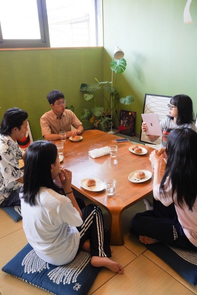 グループでの食事・交流風景。一棟貸切で、チームだけの時間を過ごせます。