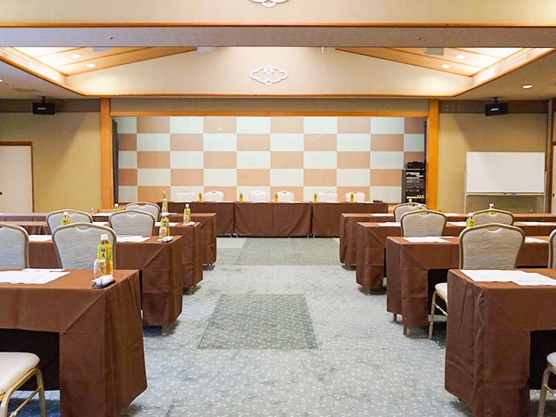 宴会場「天城」225畳
ホテル天坊では、ご宿泊を伴う各種会議のご利用を受付けています。
総会や招待会、展示会等でご活用ください。会場数がございますので分科会等にも対応できます。