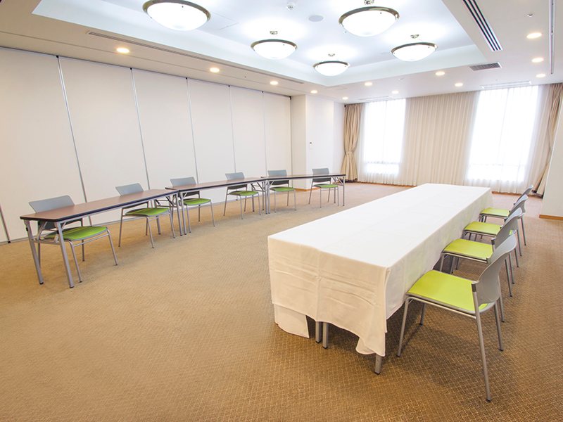 最大シアター型で６０名収容可能です。

企業説明会・講演会・研修会・会議 など様々な用途にご対応致します。
窓が大きく開放感がありアパレル展示会やイベントルームとしてのご利用にも最適です。また、ビル最上階にあり日当たり 眺めも良く最高のロケーション。