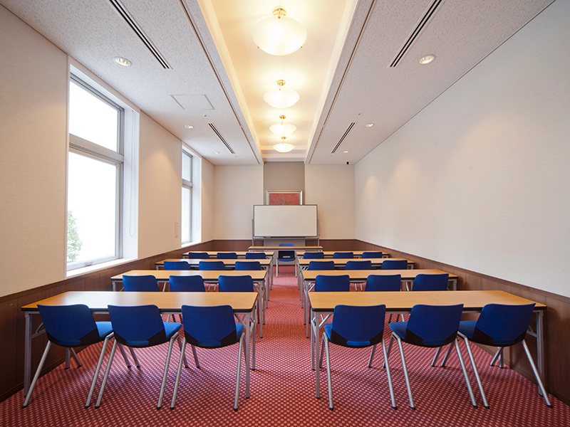 最大シアター型で３５名収容可能です。

お客様の用途に合わせてレイアウトさせていただきます。

「会議・研修・セミナー・展示会・パーティー等」様々なニーズに合わせてご利用いただけます。