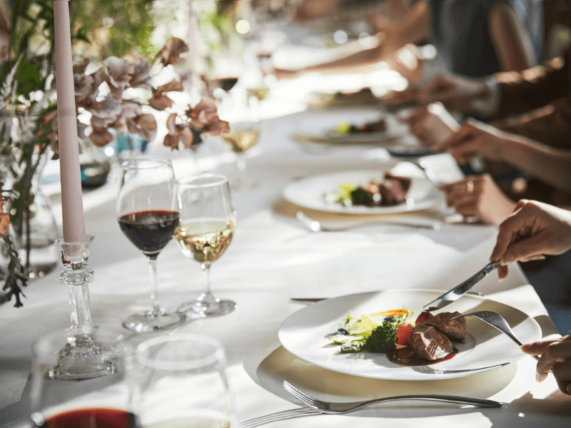 少人数でもご利用いただけるので、会議やセミナー後にちょっとした会食を行うことも可能です。