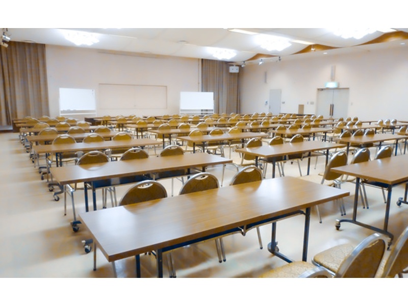 ホール：会社等の社員研修や会議・講演会等の会場としてご利用頂けます。また、２分割にも出来ますので、グループを分けての研修会やサークル活動等も行えます。
さらに、宴会場としても使えます。定員120人　ホール：246平米	控室：154平米