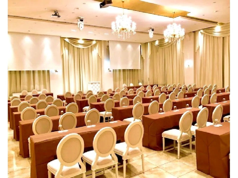 【スクールスタイル：最大160名様】
企業様の会議や講演会にてご利用いただけます。