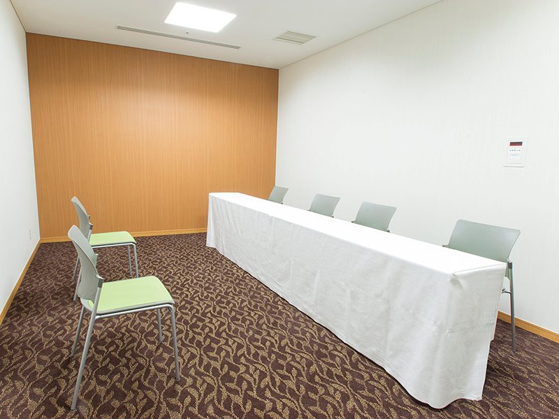 最大シアター型で１５名収容可能です。

企業説明会・講演会・研修会・会議 など様々な用途にご対応致します。
窓が大きく開放感がありアパレル展示会やイベントルームとしてのご利用にも最適です。また、ビル最上階にあり日当たり 眺めも良く最高のロケーション。
