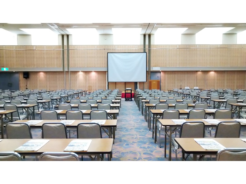 福岡リーセントホテルでは会議室を利用する目的に応じて、様々なレイアウトでご提案が可能です。人数や使い方に合わせて、担当スタッフがお客様専用のレイアウト図面をご用意し、より良い実施に向けてお手伝いさせていただきます。ご心配なことはお気軽にご相談くださいませ。