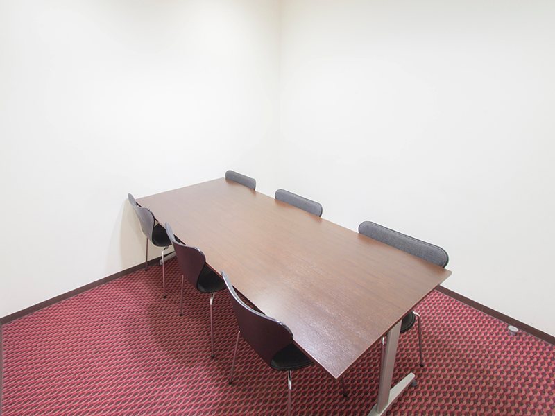最大ロの字型で６名収容可能です。

当会場の中で一番小さな会場となっており、少人数での打ち合わせ・会議・控室の利用にオススメです。