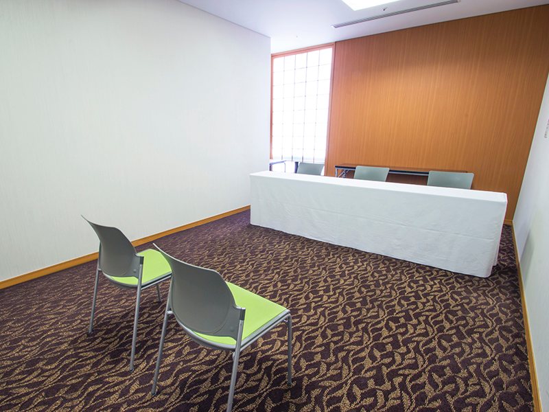 最大シアター型で１５名収容可能です。

企業説明会・講演会・研修会・会議 など様々な用途にご対応致します。
窓が大きく開放感がありアパレル展示会やイベントルームとしてのご利用にも最適です。また、ビル最上階にあり日当たり 眺めも良く最高のロケーション。
