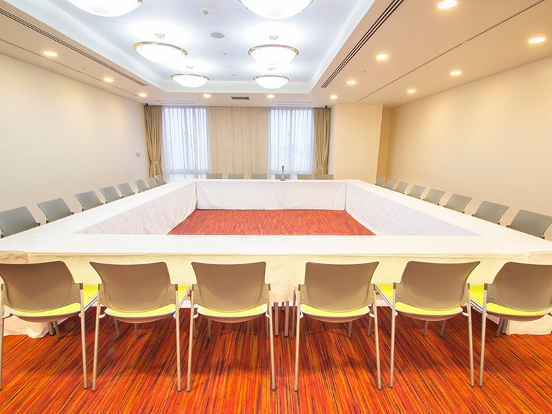 最大シアター型で８０名収容可能です。

企業説明会・講演会・研修会・会議 など様々な用途にご対応致します。
窓が大きく開放感がありアパレル展示会やイベントルームとしてのご利用にも最適です。また、ビル最上階にあり日当たり 眺めも良く最高のロケーション。

