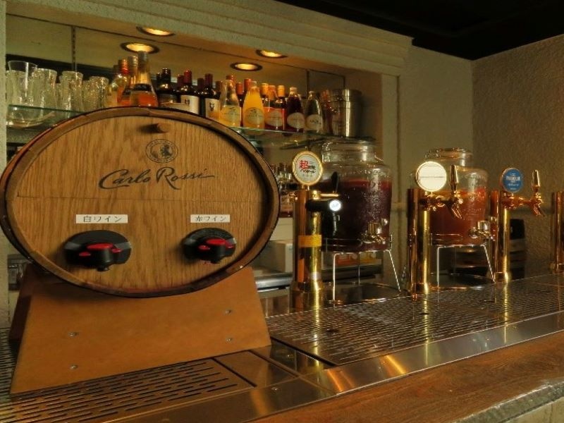 ドリンクはセルフサービスで飲み放題!
自分で注げる樽生ビール4種!