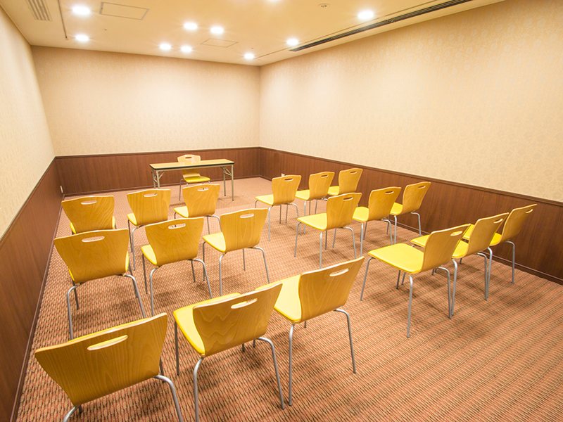 最大シアター型で３０名収容可能です。

企業説明会・講演会・研修会・会議 など様々な用途にご対応致します。
また、アパレル展示会やイベントルームとしてのご利用にも最適です。