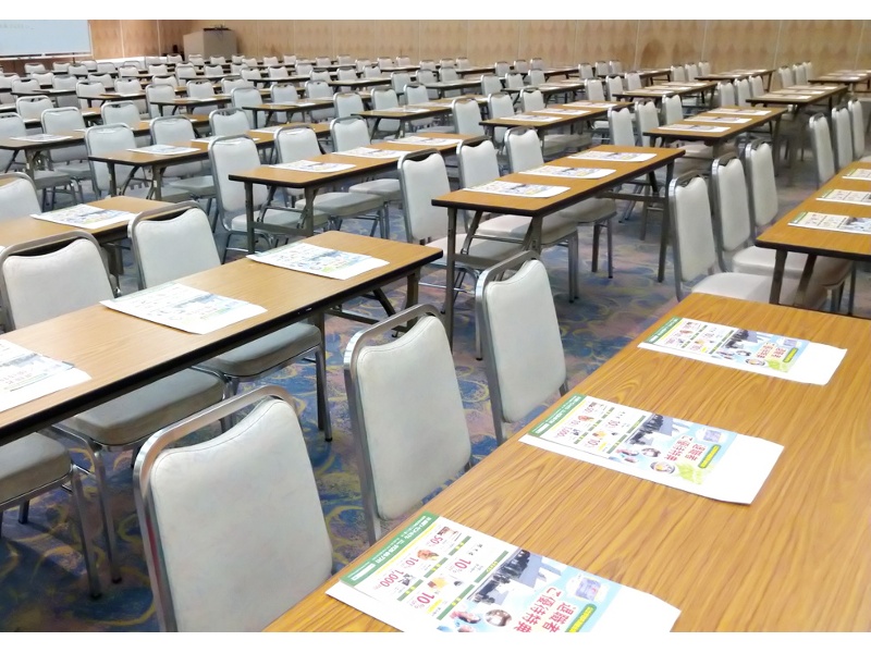 舞鶴の間（BC分割）　300㎡（90坪）
会議室を利用する目的に応じて、様々なレイアウトでご提案が可能です。人数や使い方に合わせて、担当スタッフがお客様専用のレイアウト図面をご用意し、より良い実施に向けてお手伝いさせていただきます。