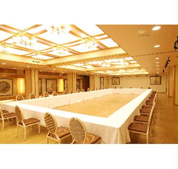 最大180名の大ホールをはじめ、小中規模にも対応できる様々な会議場をご用意。
(演台・司会台・ホワイトボード・スクリーン等完備)