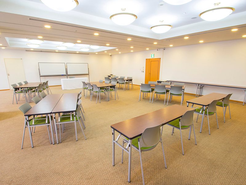 最大シアター型で１２０名収容可能です。

企業説明会・講演会・研修会・会議 など様々な用途にご対応致します。
窓が大きく開放感がありアパレル展示会やイベントルームとしてのご利用にも最適です。また、ビル最上階にあり日当たり 眺めも良く最高のロケーション。
