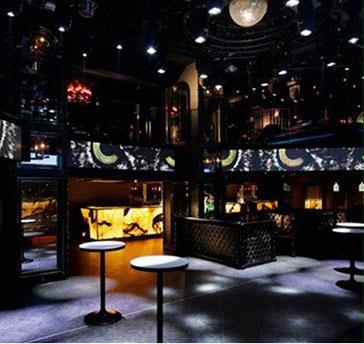 2階から1階を見下ろせる店内は、ライブイベントや表彰式等にもおススメ♪ご招待のお客様にも喜ばれる好立地・好アクセス♪