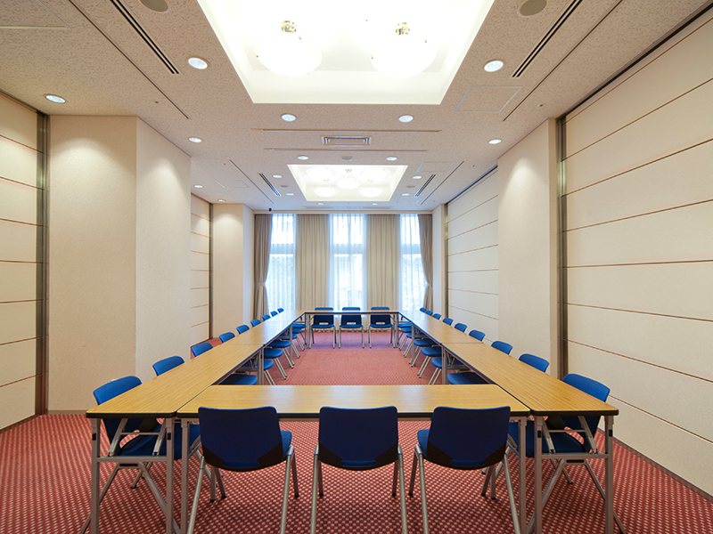 最大シアター型で５０名収容可能です。

お客様の用途に合わせてレイアウトさせていただきます。

「会議・研修・セミナー・展示会・パーティー等」様々なニーズに合わせてご利用いただけます。