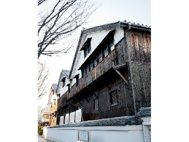 伊丹市景観重要建造物指定 19世紀に建てられた酒蔵で、市内に現存する数少ない酒蔵の1つ。漆喰と焼き板の壁、本瓦葺きの三連棟の特徴がある。阪神淡路大震災で被災したのを契機にレストランに改修し営業している。