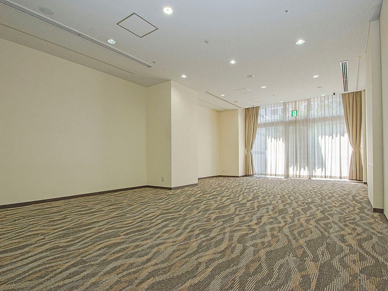 大人数でのパーティー利用ですと、ホテル内にあるホール会場にてご利用いただけます。
お客様のご利用用途に合わせてテーブルレイアウトも変更可能です。