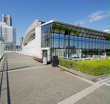 店舗の周りはゆったりとした遊歩道となっております。
横浜港の開放感が楽しめます