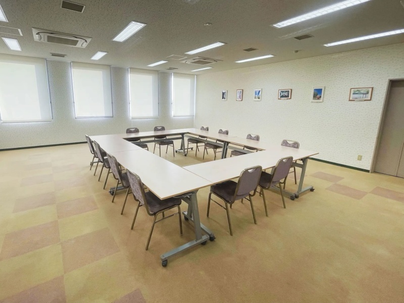 「さざなみ」
スクール形式45名、ロの字形式30名、シアター形式60名、1本流し16名まで対応する会場です。ワイヤレスマイク、ホワイトボードを完備し、有料でプロジェクター、スクリーンもご利用いただけます。