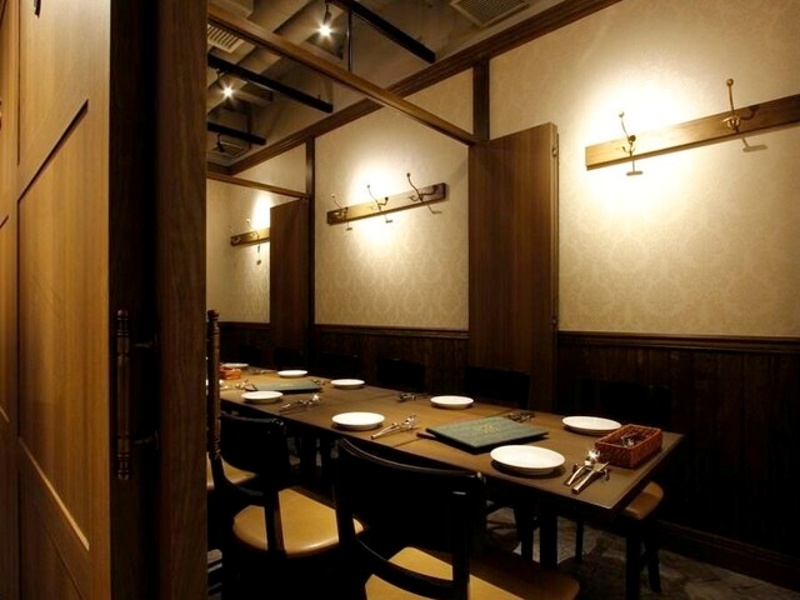 個室イメージ
接待や大事な会食に最適な個室を完備。4名〜最大16名様まで対応し、周りを気にせずゆったりとお食事いただけます。本格イタリアンで特別なおもてなしを。