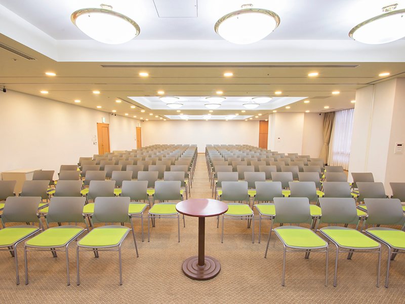 当会場の中で最も広い２００㎡の会場になります。最大シアター型で２００名収容可能です。

企業説明会・講演会・研修会・会議 など様々な用途にご対応致します。
窓が大きく開放感がありアパレル展示会やイベントルームとしてのご利用にも最適です。また、ビル最上階にあり日当たり 眺めも良く最高のロケーション。
パーティー会場としても人気の会場となります。