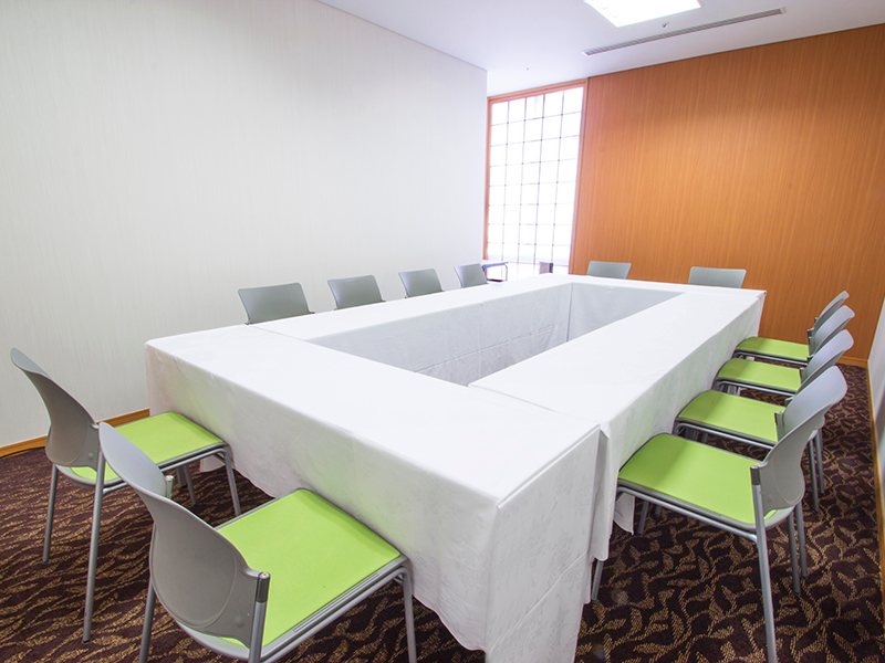最大シアター型で１５名収容可能です。

企業説明会・講演会・研修会・会議 など様々な用途にご対応致します。
窓が大きく開放感がありアパレル展示会やイベントルームとしてのご利用にも最適です。また、ビル最上階にあり日当たり 眺めも良く最高のロケーション。
