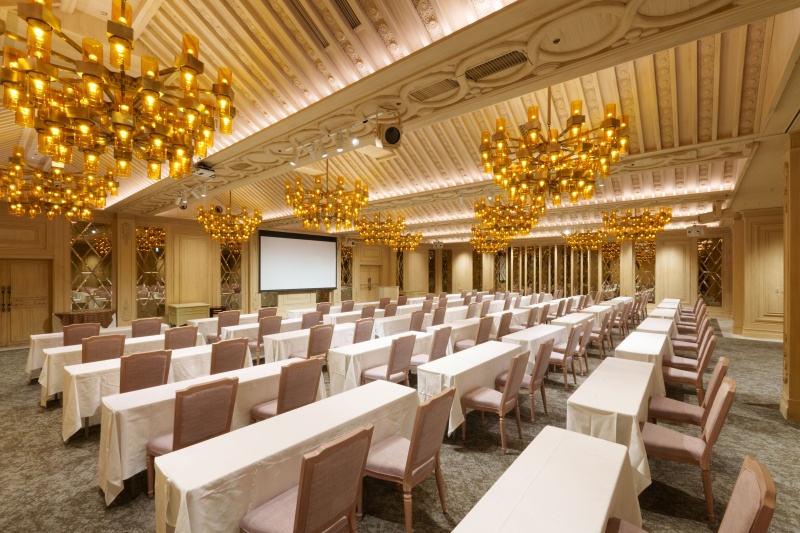 2F／バンヤンツリー　古名屋ホテルを代表する大宴会場です。豪華なシャンデリアが会場全体を格調高く照らします。叙勲・褒章、会社設立、周年記念日の祝賀会など大規模なご宴会に。パーテーションで仕切って分割でもご利用頂けます。