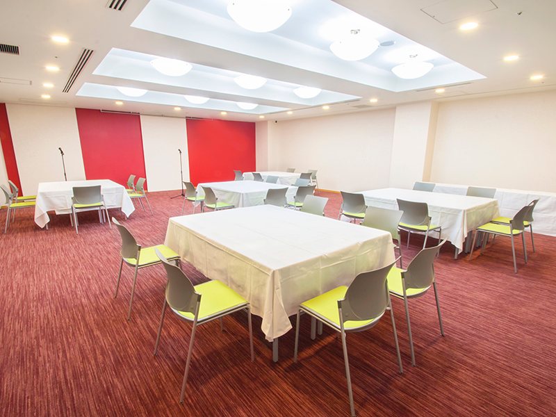 最大シアター型で１０４名収容可能です。

企業説明会・講演会・研修会・会議 など様々な用途にご対応致します。
窓が大きく開放感がありアパレル展示会やイベントルームとしてのご利用にも最適です。また、ビル最上階にあり日当たり 眺めも良く最高のロケーション。