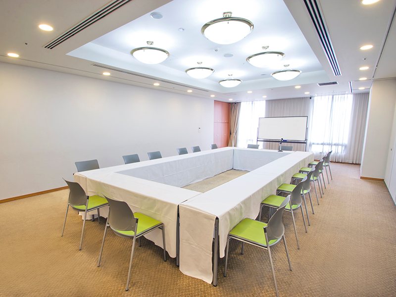 最大シアター型で６０名収容可能です。

企業説明会・講演会・研修会・会議 など様々な用途にご対応致します。
窓が大きく開放感がありアパレル展示会やイベントルームとしてのご利用にも最適です。また、ビル最上階にあり日当たり 眺めも良く最高のロケーション。