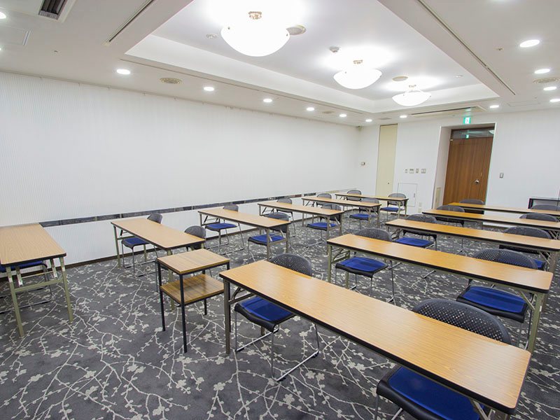 最大シアター型で７０名収容可能です。

お客様の用途に合わせてレイアウトさせていただきます。

「会議・研修・セミナー・展示会・パーティー等」、様々なニーズに合わせてご利用いただけます。