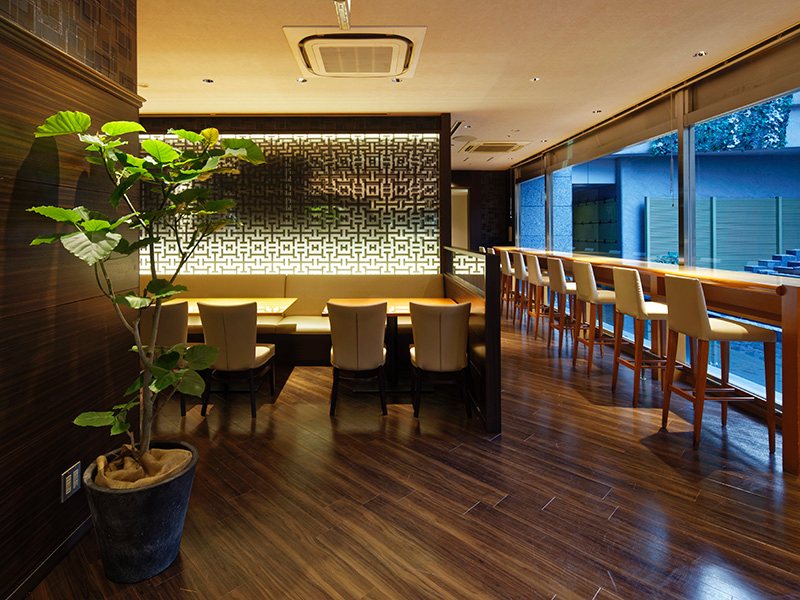Ｂ１「Restaurant Garden」：店内
お客様の用途に合わせて、レイアウトを変更できます。
外のテラスもご利用いただけます。