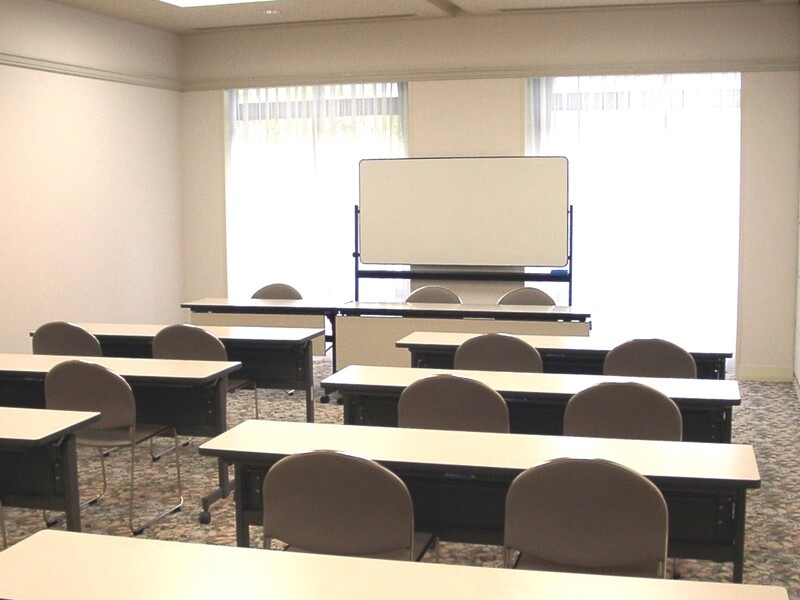 【会場】
フェニックスは最大32名様まで収容可能です。