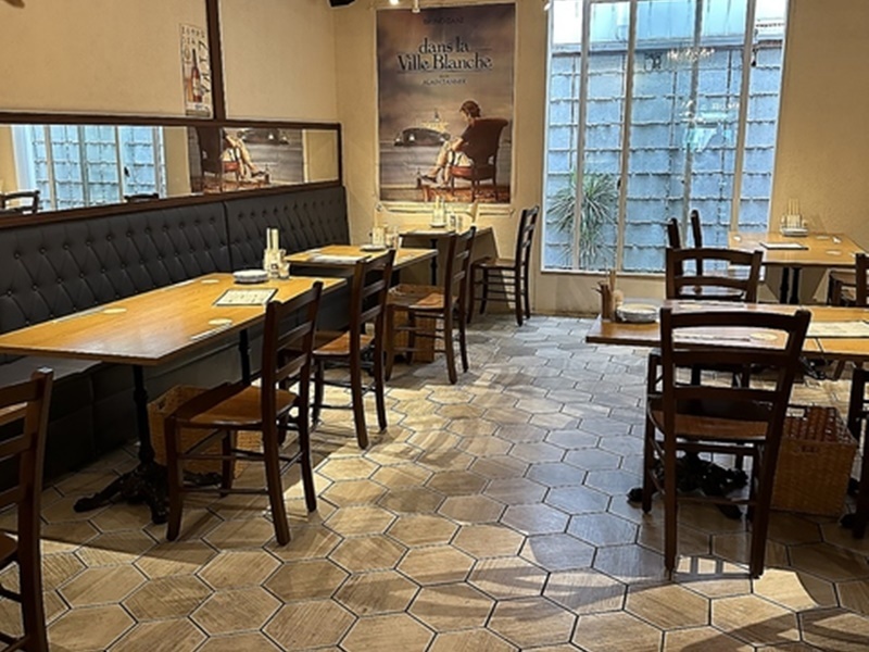大きな窓から差し込む光で明るく開放的な店内♪