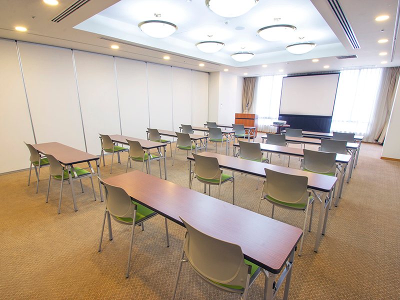 最大シアター型で６０名収容可能です。

企業説明会・講演会・研修会・会議 など様々な用途にご対応致します。
窓が大きく開放感がありアパレル展示会やイベントルームとしてのご利用にも最適です。また、ビル最上階にあり日当たり 眺めも良く最高のロケーション。